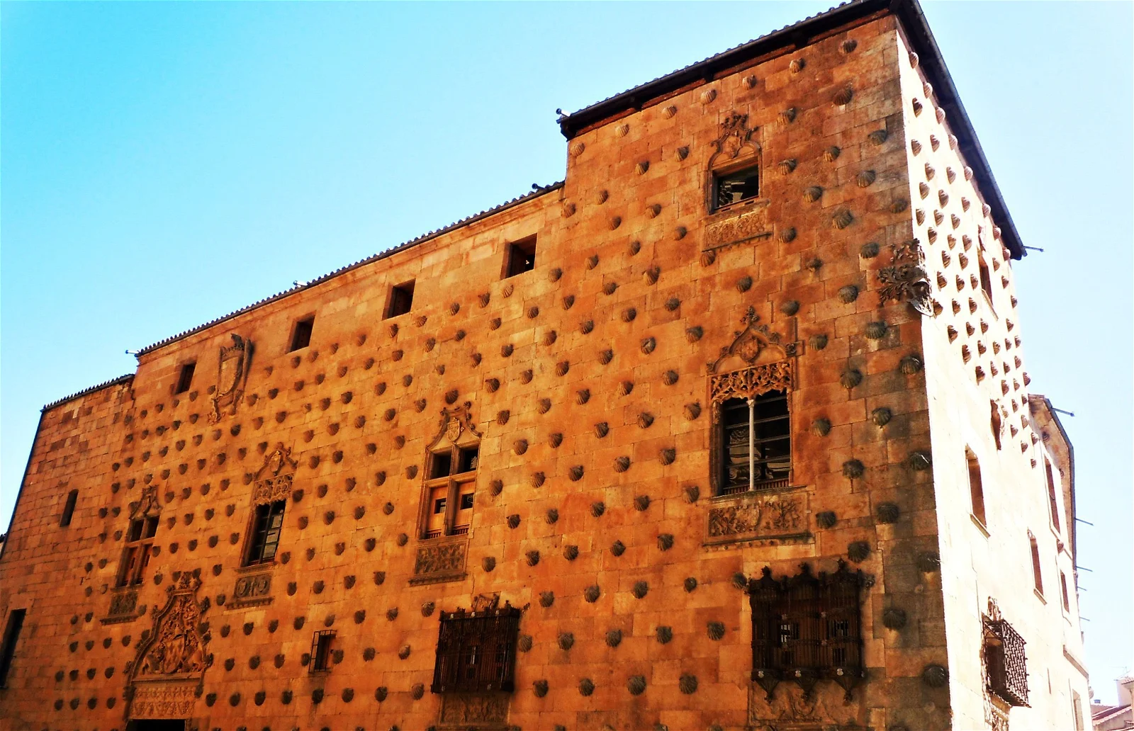 casa-de-las-conchas--scaled-e1657788239771